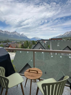 W400 Mountain Surround Top Floor Canmore Vacation